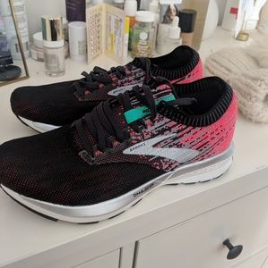 Brand new w/o box Brooks Richochet Running Shoes 7
